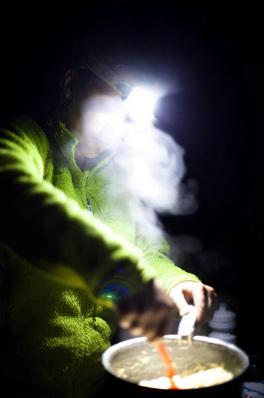 成年人,一个人,竖图,室外,夜晚,度假,照明,美国,仅一个年轻女性,仅一个女性,仅一个人,准备,灯,灯具,摄影,照亮,北美,北美洲,照明设备,美洲,露营,前照灯,前大灯,佛蒙特州,佛蒙特,绿岭之州,车前灯,北亚美利加洲,亚美利加洲,冒险,年轻女性,女人,女性,年轻人,休闲活动,烹调,半身,彩图,头灯,美利坚合众国,对焦