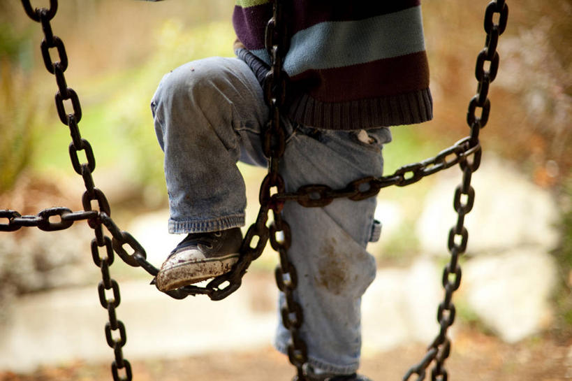 儿童,一个人,攀登,横图,室外,白天,纯洁,游乐场,美国,牛仔裤,休闲装,可爱,童年,童趣,摄影,肮脏,铁环,锁链,链条,束缚,攀登架,限制,童真,烂漫,无邪,华盛顿州,西雅图,邋遢,约束,龌龊,污秽,天真,休闲活动,彩图,对焦