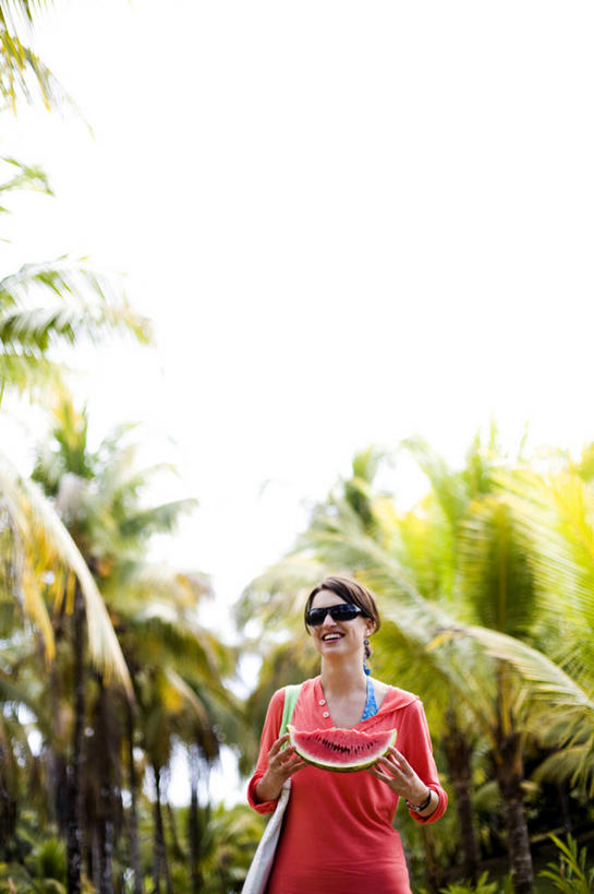 成年人,一个人,笑,吃,微笑,竖图,室外,白天,留白,度假,幸福,棕榈树,西瓜,水果,哥斯达黎加,仅一个年轻女性,仅一个女性,仅一个人,休闲装,太阳镜,摄影,北美,北美洲,中美洲,拉丁美洲,清新,美洲,健康食物,北亚美利加洲,亚美利加洲,哥斯达黎加共和国,年轻女性,女人,女性,年轻人,半身,彩图,旅行,彭塔雷纳斯,对焦