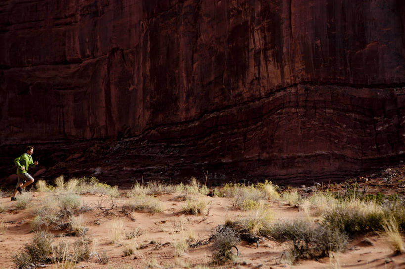 西方人,成年人,一个人,横图,室外,白天,侧面,锻炼,欧洲,美国,欧洲人,仅一个男性,仅一个人,仅一个年轻男性,活力,摄影,活动,岩层,慢跑,犹他,冒险,男人,男性,年轻男性,白种人,年轻人,岩石,彩图,摩押,忍耐力