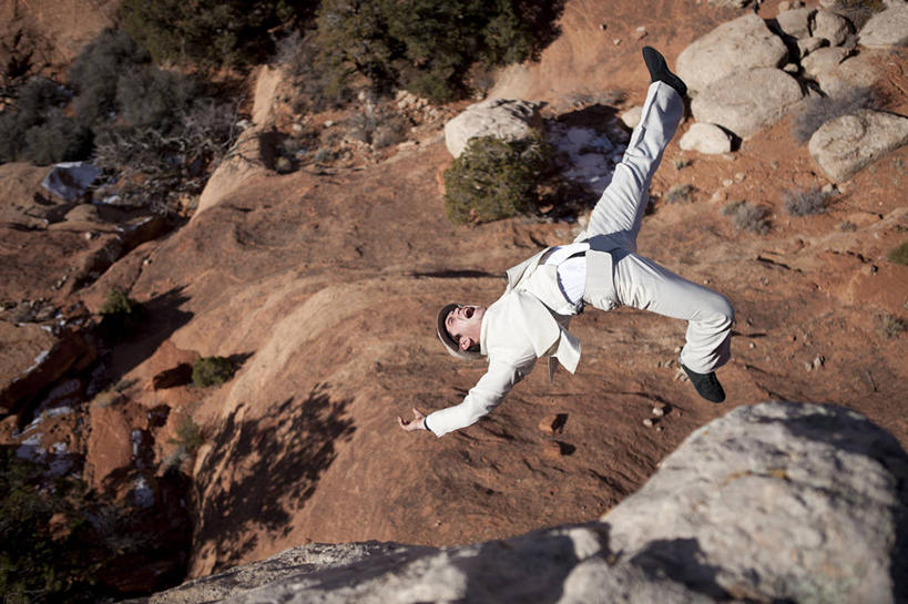 成年人,一个人,横图,俯视,室外,白天,风险,沙漠,峡谷,美国,仅一个男性,仅一个人,钢丝,高处,极限运动,仅一个年轻男性,摄影,落下,岩层,不幸,犹他,技能,走钢丝,男人,男性,年轻男性,年轻人,岩石,步行,彩图,高角度拍摄,摩押
