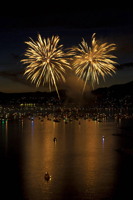 无人,竖图,室外,夜晚,度假,爆炸,美景,水,城市风光,城市,船,加拿大,节日,庆祝,反射,景观,历史,文化,娱乐,夏天,享受,休闲,景色,放松,摄影,温哥华,大不列颠哥伦比亚,彩图,海港,温哥华港,加拿大文化