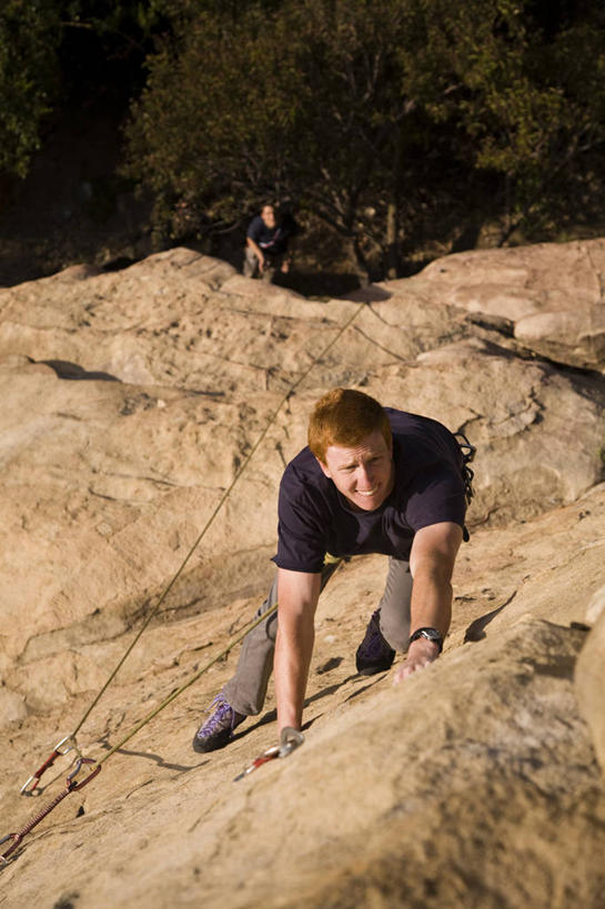 西方人,成年人,两个人,竖图,俯视,室外,白天,运动服,运动,攀岩,欧洲,美国,欧洲人,极限运动,向上看,摄影,岩层,加利福尼亚,决心,努力,挑战,马里布,男人,年轻男性,白种人,年轻人,岩石,彩图,高角度拍摄,对焦,忍耐力