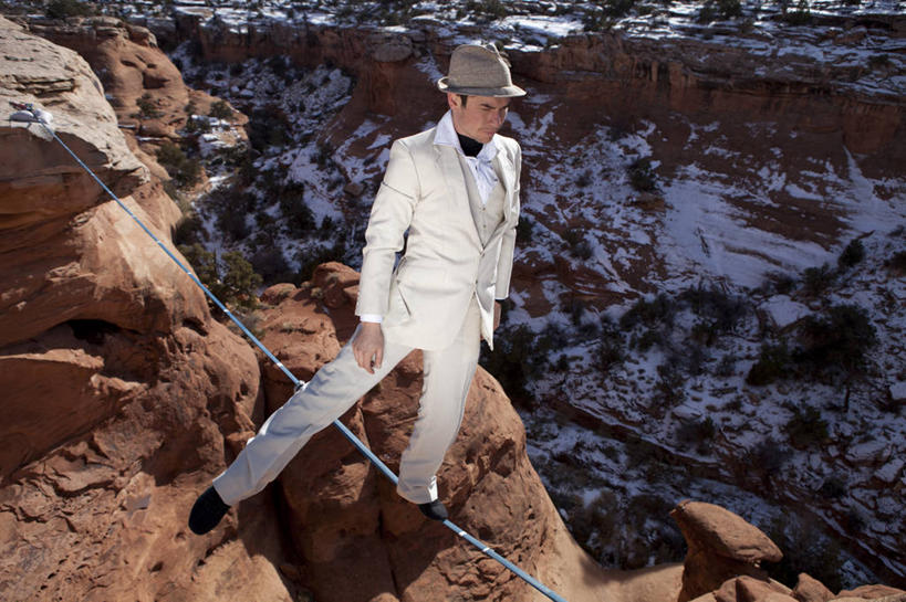 成年人,一个人,横图,室外,白天,风险,沙漠,峡谷,美国,仅一个男性,仅一个人,钢丝,高处,极限运动,仅一个年轻男性,平衡,摄影,岩层,犹他,技能,走钢丝,男人,男性,年轻男性,年轻人,岩石,步行,彩图,摩押