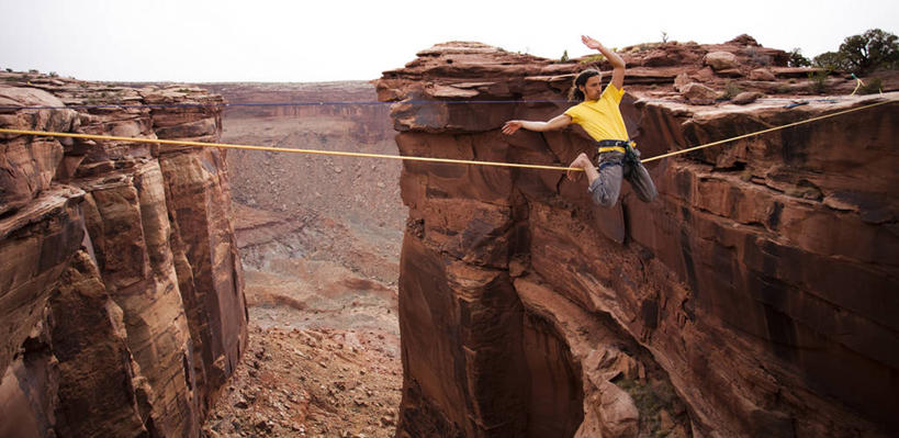 西方人,成年人,一个人,举,横图,全景,室外,白天,风险,运动,峡谷,欧洲,美国,欧洲人,仅一个男性,仅一个人,钢丝,高处,休闲装,极限运动,仅一个年轻男性,绳子,托,赤脚,果盘,平衡,摄影,专心,挑战,犹他,技能,走钢丝,冒险,危险,男人,男性,年轻男性,白种人,年轻人,举起,举手,举着,向上举,向上伸,向上托,彩图,摩押,对焦
