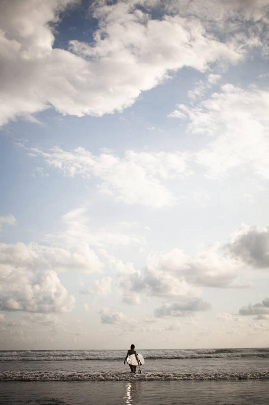 冲浪,成年人,一个人,竖图,室外,白天,留白,运动,海洋,水,哥斯达黎加,仅一个年轻女性,仅一个女性,仅一个人,涉水,冲浪板,水平线,云,背面,摄影,北美,北美洲,中美洲,拉丁美洲,运送,美洲,北亚美利加洲,亚美利加洲,哥斯达黎加共和国,年轻女性,女人,女性,年轻人,休闲活动,彩图,彭塔雷纳斯,对焦