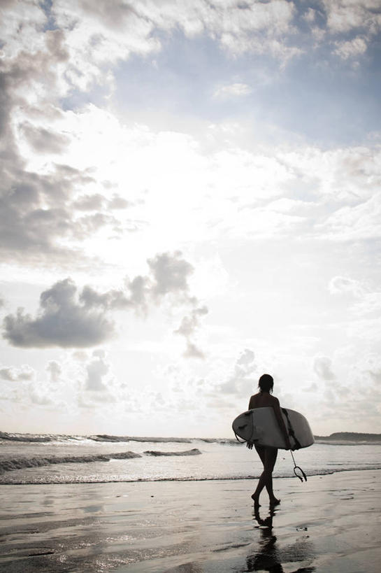 成年人,一个人,竖图,室外,白天,留白,海洋,水,哥斯达黎加,仅一个年轻女性,仅一个女性,仅一个人,冲浪板,水平线,云,背面,摄影,北美,北美洲,中美洲,拉丁美洲,运送,美洲,北亚美利加洲,亚美利加洲,哥斯达黎加共和国,年轻女性,女人,女性,年轻人,海滩,彩图,彭塔雷纳斯,对焦