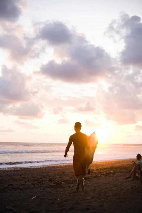 成年人,一个人,竖图,室外,留白,镜头眩光,泳装,海洋,日落,水,哥斯达黎加,冲浪板,水平线,晚霞,霞光,落日,裸露,背面,黄昏,彩霞,摄影,北美,北美洲,中美洲,拉丁美洲,美洲,裸,剪影,逆光,北亚美利加洲,亚美利加洲,哥斯达黎加共和国,夕照,薄暮,年轻男性,年轻人,海滩,夕阳,彩图,傍晚,彭塔雷纳斯,斜阳,对焦