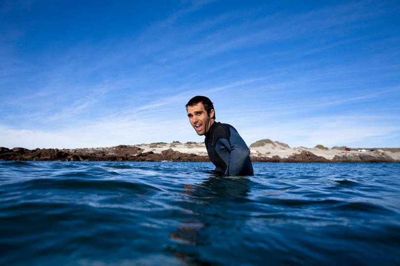冲浪,西方人,成年人,一个人,横图,室外,白天,留白,运动,海洋,水,墨西哥,欧洲,欧洲人,仅一个男性,仅一个人,海岸线,云,仅一个年轻男性,摄影,拉丁美洲,肖像,下加利福尼亚州,男人,男性,年轻男性,白种人,年轻人,休闲活动,半身,彩图,对焦