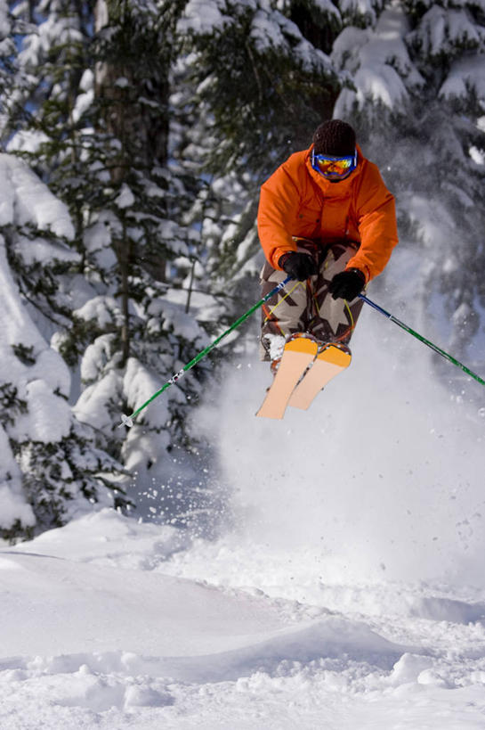 西方人,成年人,一个人,跳,竖图,室外,白天,雪,欧洲,美国,欧洲人,仅一个男性,仅一个人,半空,树,仅一个年轻男性,摄影,活动,滑雪镜,滑雪服,华盛顿州,技能,男人,男性,年轻男性,白种人,年轻人,彩图,对焦