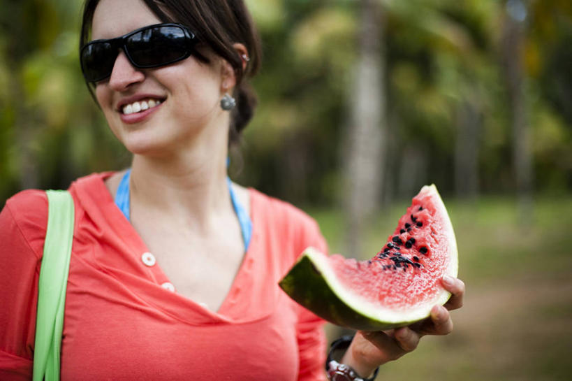 成年人,脸,头,脸颊,一个人,吃,微笑,横图,室外,白天,度假,幸福,西瓜,水果,哥斯达黎加,仅一个年轻女性,仅一个女性,仅一个人,休闲装,肩膀,太阳镜,摄影,北美,北美洲,中美洲,拉丁美洲,清新,美洲,健康食物,北亚美利加洲,亚美利加洲,哥斯达黎加共和国,年轻女性,女人,女性,年轻人,头部,脸部,脸蛋,面部,彩图,旅行,彭塔雷纳斯,对焦