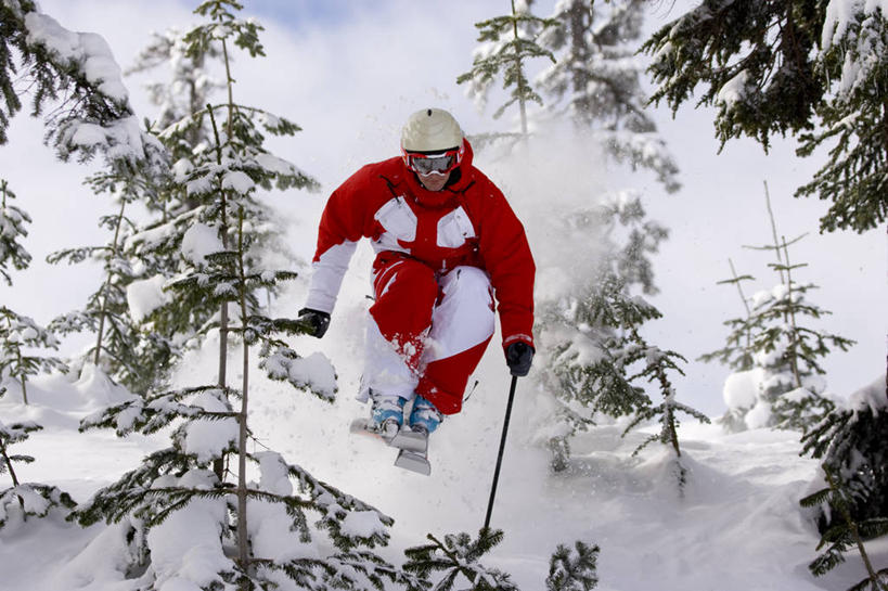 成年人,一个人,跳,横图,室外,白天,仰视,运动,山,雪,美国,仅一个男性,头饰,半空,树,摄影,活动,保护,滑雪镜,滑雪服,特技,华盛顿州,冬季运动,技能,滑雪运动,男人,休闲活动,彩图,低角度拍摄,对焦