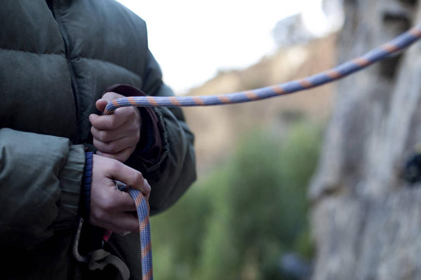 成年人,手,一个人,横图,室外,白天,留白,运动,团队,攀岩,澳大利亚,仅一个女性,拿着,极限运动,绳子,寒冷,摄影,协助,部分,岩层,决心,塔斯马尼亚,挑战,棉袄,霍巴特,女人,岩石,彩图,对焦