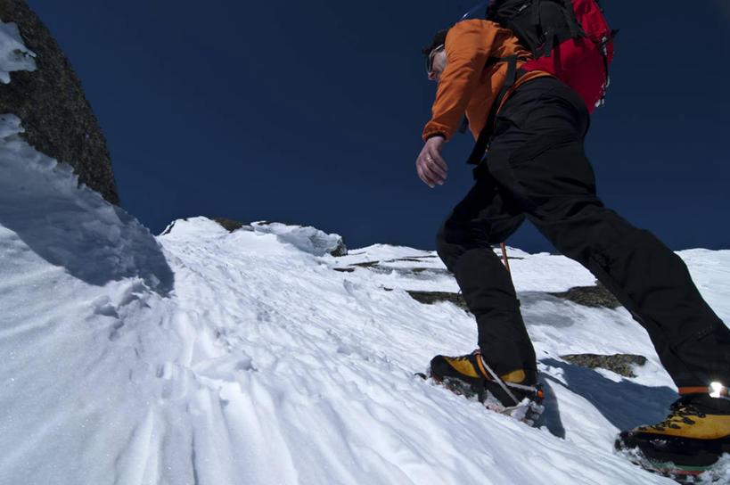 西方人,成年人,一个人,横图,室外,白天,留白,仰视,运动服,旅游,度假,探险,山,山脉,雪,欧洲,美国,欧洲人,仅一个男性,仅一个人,娱乐,仅一个年轻男性,享受,休闲,放松,摄影,上升,北美,北美洲,美洲,万里无云,新罕布什尔州,北亚美利加洲,亚美利加洲,新罕布什尔,新罕布夏州,花岗岩州,花冈岩之州,滑雪之州,新英格兰,阿巴拉契亚山脉,白山山脉,纽英仑,冒险,男人,男性,年轻男性,白种人,年轻人,休闲活动,彩图,低角度拍摄,美利坚合众国,对焦,阿巴拉契亚