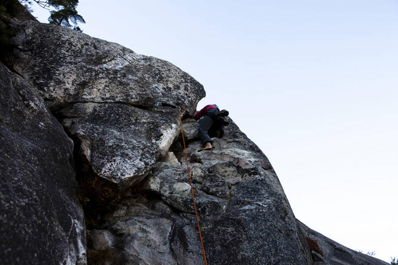 一个人,横图,室外,白天,留白,仰视,运动,攀岩,美国,极限运动,白马,背面,绳子,力量,摄影,北美,北美洲,岩层,决心,美洲,挑战,自由之州,阿肯色州,新罕布什尔州,北亚美利加洲,亚美利加洲,阿肯色,机会之地,自然州,新罕布什尔,新罕布夏州,花岗岩州,花冈岩之州,滑雪之州,新英格兰,纽英仑,岩石,彩图,低角度拍摄,美利坚合众国,对焦,康韦县