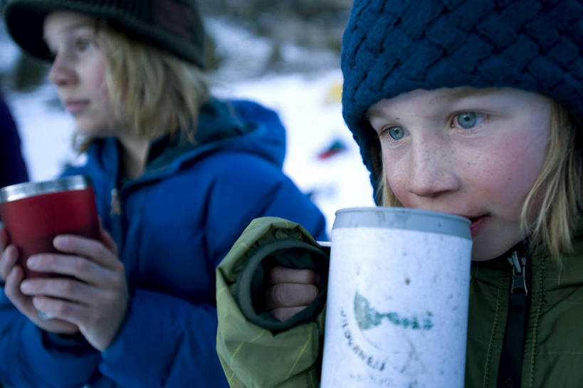儿童,脸,头,脸颊,两个人,家庭,兄弟,横图,室外,白天,纯洁,雪,帽子,美国,冬天,饮食,肩膀,饮料,小孩,寒冷,可爱,童年,童趣,摄影,加利福尼亚,童真,烂漫,无邪,棉袄,热可可,天真,男孩,男性,孩子,头部,脸部,脸蛋,面部,半身,彩图,对焦