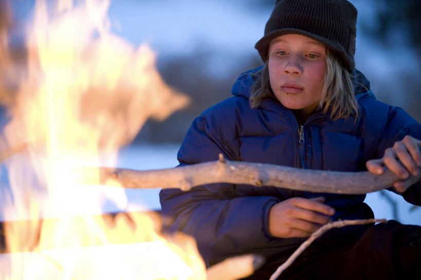 儿童,一个人,横图,室外,白天,留白,纯洁,雪,火,帽子,美国,仅一个男性,仅一个人,火焰,冬天,燃烧,热,小孩,仅一个小孩,寒冷,可爱,童年,童趣,摄影,加利福尼亚,肖像,童真,烂漫,无邪,棉袄,天真,男孩,男人,男性,孩子,彩图,营火,男生,对焦