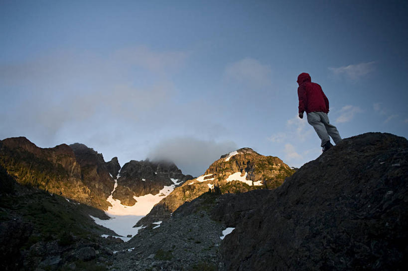 一个人,横图,室外,白天,留白,仰视,山,雪,加拿大,朦胧,模糊,冬天,背面,寒冷,摄影,棉袄,大不列颠哥伦比亚,岩石,彩图,低角度拍摄,对焦