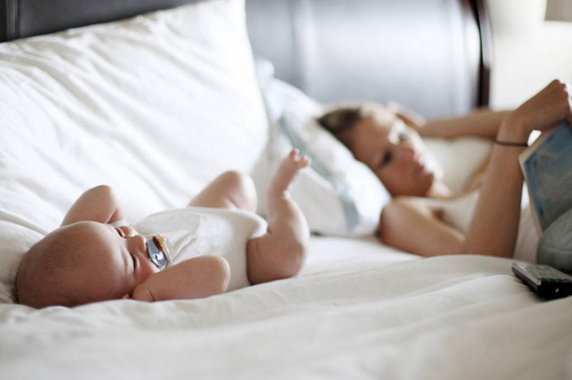 西方人,婴儿,成年人,两个人,横图,室内,白天,床,卧室,欧洲,美国,欧洲人,休息,放松,童年,读书,摄影,北美,北美洲,美洲,安抚奶嘴,佛罗里达,佛罗里达州,佛州,阳光州,北亚美利加洲,亚美利加洲,年轻女性,白种人,年轻人,仰卧,半身,彩图,美利坚合众国,棕榈滩,对焦