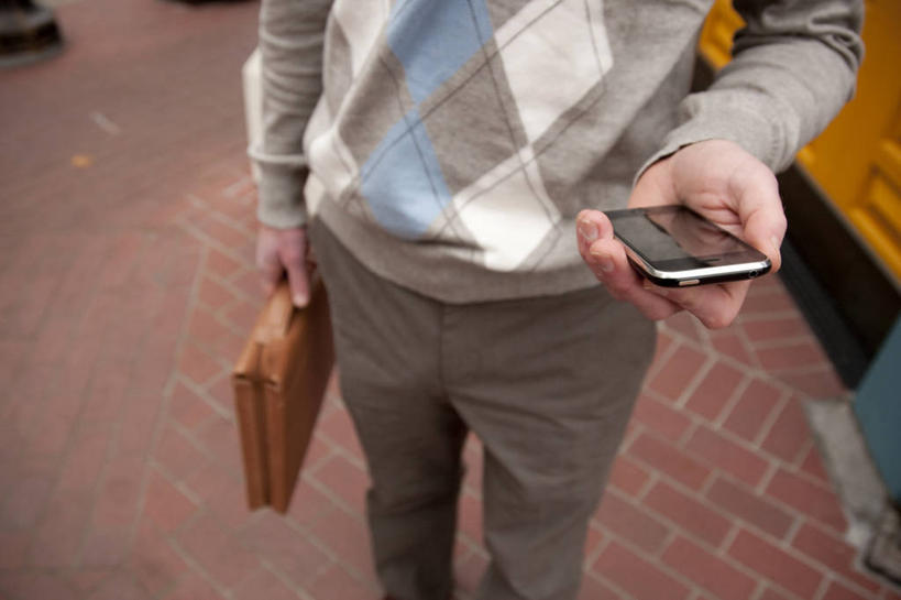 西方人,成年人,中年人,一个人,横图,室外,白天,通讯,城市,手机,欧洲,美国,欧洲人,仅一个男性,仅一个人,仅一个中年男性,公文包,拿着,摄影,发短信,俄勒冈州,波特兰,无线电技术,男人,男性,中年男性,白种人,彩图,对焦