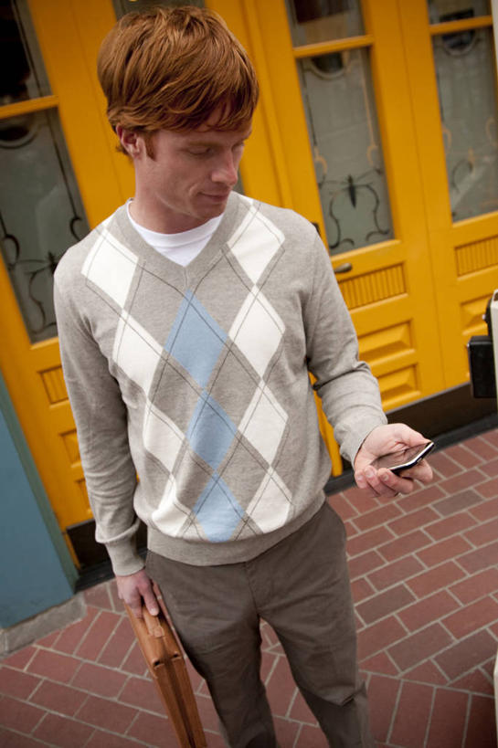 西方人,成年人,中年人,一个人,竖图,室外,白天,通讯,城市,手机,欧洲,美国,欧洲人,仅一个男性,仅一个人,仅一个中年男性,公文包,拿着,注视,观察,看,摄影,观看,察看,关注,发短信,俄勒冈州,波特兰,无线电技术,男人,男性,中年男性,白种人,彩图,对焦