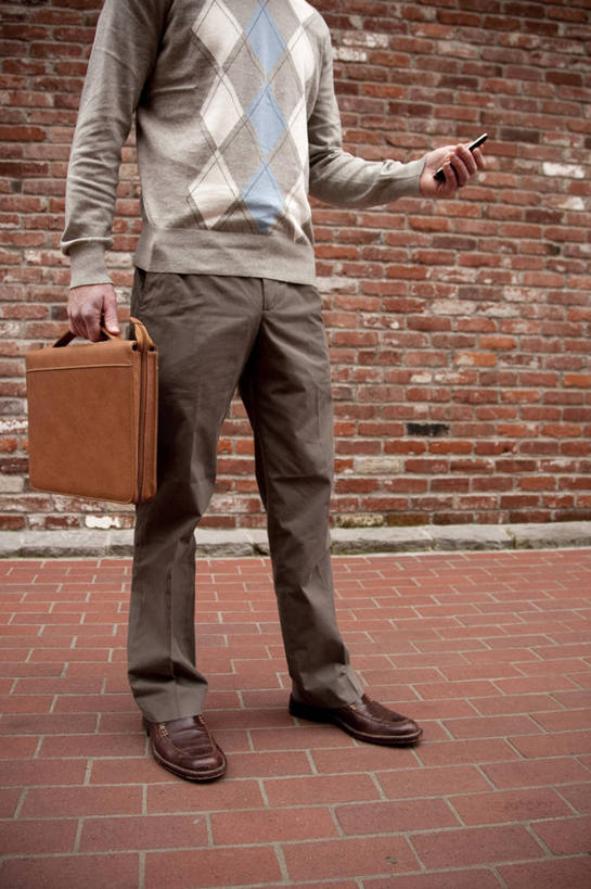 西方人,成年人,中年人,一个人,竖图,室外,白天,通讯,城市,手机,欧洲,美国,欧洲人,仅一个男性,仅一个人,仅一个中年男性,公文包,人行道,拿着,砖墙,摄影,发短信,俄勒冈州,波特兰,无线电技术,男人,男性,中年男性,白种人,彩图,对焦