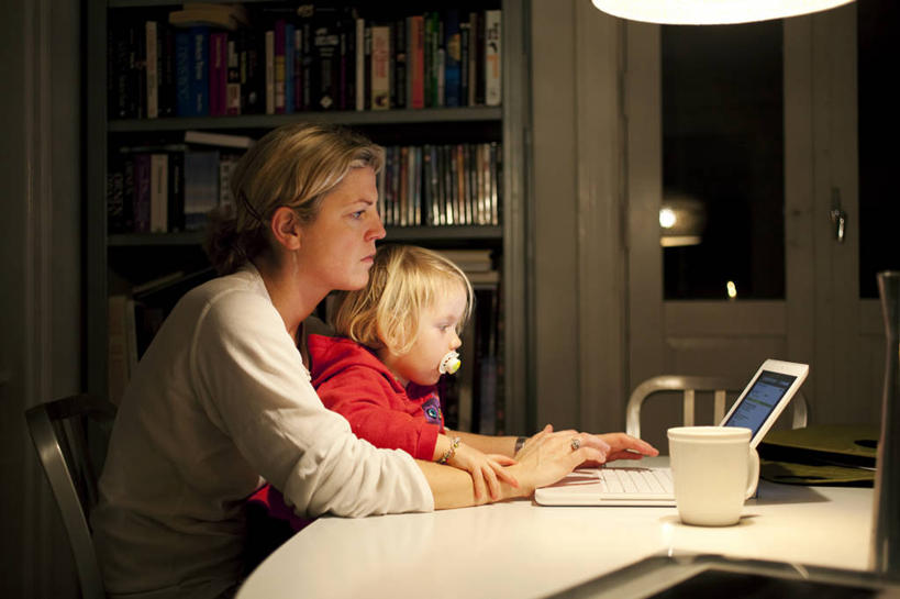 儿童,成年人,中年人,两个人,家庭,母亲,女儿,横图,室内,侧面,通讯,纯洁,笔记本电脑,技术,桌子,丹麦,欧洲,连接,敲打,联系,输入,小孩,打字,温暖,温馨,一家人,可爱,童年,童趣,摄影,点击,敲击,和睦,专心,出示,童真,烂漫,无邪,无线电技术,天真,按键,计算机,女孩,女性,中年女性,孩子,休闲活动,半身,彩图,融洽