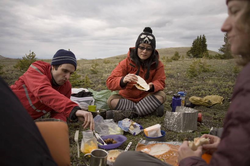 成年人,中年人,三个人,横图,室外,白天,度假,午餐,友谊,加拿大,食品,野餐,摄影,露营,饥饿,大不列颠哥伦比亚,冒险,女人,中年男性,中年女性,休闲活动,半身,彩图,对焦,饿