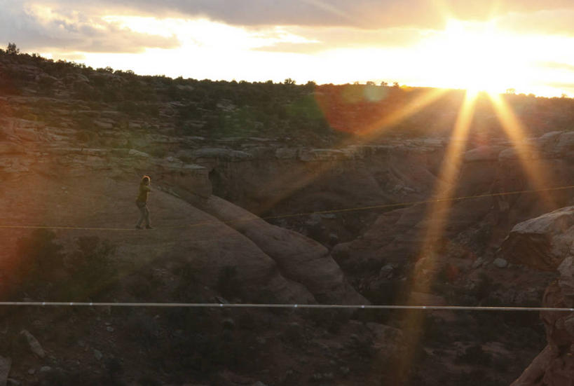 西方人,成年人,一个人,横图,室外,留白,镜头眩光,风险,日落,沙漠,欧洲,美国,欧洲人,仅一个男性,钢丝,地平线,高处,辽阔,地面,山谷,极限运动,黄昏,广阔,平衡,摄影,一望无际,岩层,延伸,天地相交,犹他,无边无际,一马平川,走钢丝,危险,男人,白种人,岩石,彩图,摩押,对焦