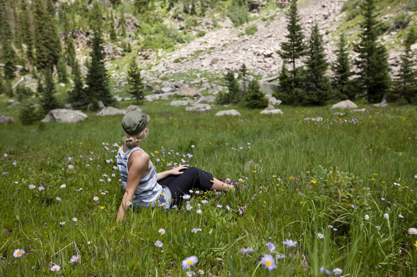 成年人,中年人,脸,头,脸颊,一个人,坐,微笑,横图,室内,白天,正面,快乐,通讯,幸福,桌子,手机,美国,仅一个男性,仅一个人,仅一个中年男性,学习,杯,拿着,饮食,肩膀,思考,摄影,生活方式,发短信,咖啡店,华盛顿州,无线电技术,男人,男性,中年男性,头部,脸部,脸蛋,面部,休闲活动,彩图,柯克兰