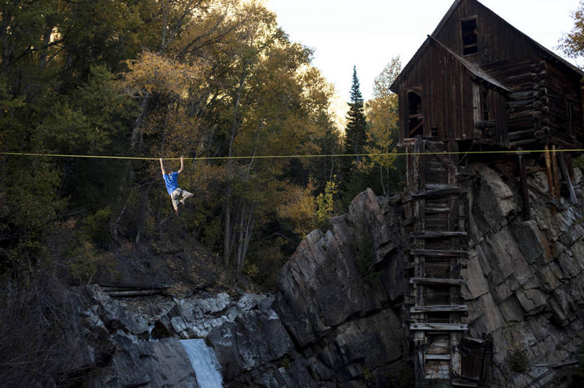 成年人,一个人,横图,室外,白天,留白,风险,美国,仅一个男性,仅一个人,吊挂,悬挂,钢丝,高处,挂,极限运动,仅一个年轻男性,背面,平衡,摄影,科罗拉多州,走钢丝,危险,男人,男性,年轻男性,年轻人,彩图,小木屋,对焦