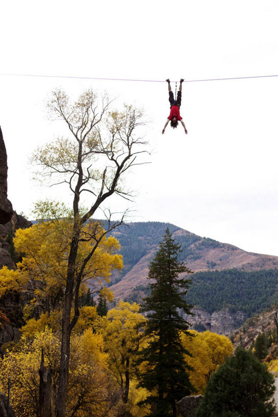 成年人,一个人,竖图,室外,白天,留白,风险,美国,仅一个男性,吊挂,悬挂,钢丝,高处,挂,极限运动,树,平衡,摄影,白杨树,颠倒,不幸,问题,白杨,科罗拉多州,大叶杨,走钢丝,格伦伍德斯普林斯,危险,男人,彩图,颤杨,冲天杨,响杨,对焦