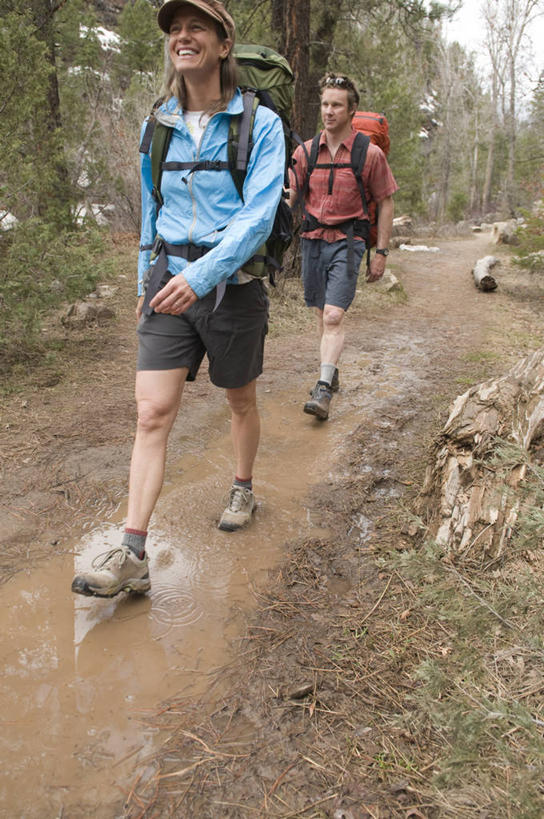 成年人,中年人,两个人,微笑,竖图,室外,白天,旅游,度假,美景,森林,美国,景观,娱乐,自然,享受,休闲,景色,放松,摄影,泥,自然风光,肖像,生存,背包客,科罗拉多州,杜兰戈,水坑,冒险,中年男性,中年女性,步行,彩图
