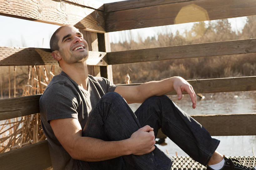 成年人,中年人,一个人,坐,微笑,横图,室外,白天,侧面,运动服,快乐,幸福,美国,仅一个男性,仅一个人,仅一个中年男性,木制,篱笆,靠,靠着,摄影,享乐,华盛顿州,男人,男性,中年男性,彩图,柯克兰