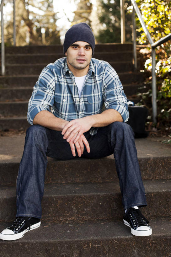 成年人,中年人,一个人,栏杆,坐,竖图,室外,白天,正面,运动鞋,帽子,美国,仅一个男性,仅一个人,仅一个中年男性,混凝土,休闲装,台阶,蓝色,放松,摄影,生活方式,享乐,肖像,华盛顿州,男人,男性,中年男性,休闲活动,彩图,柯克兰