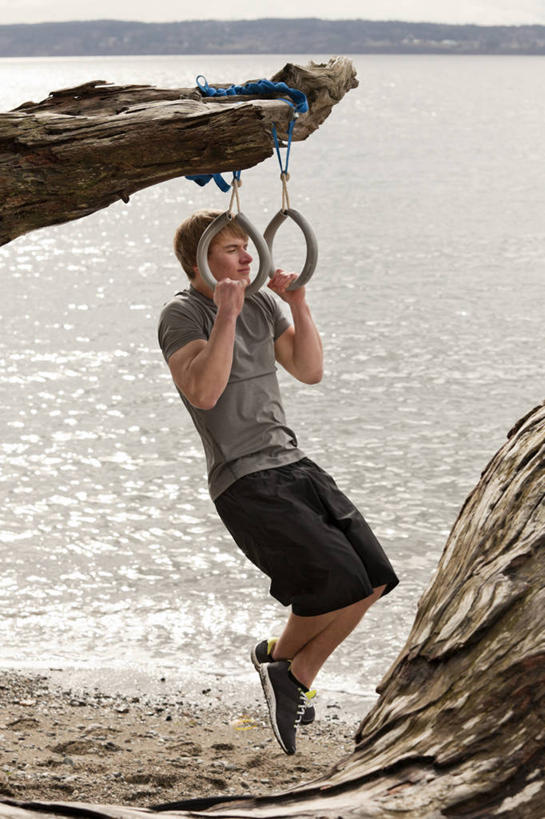西方人,成年人,一个人,引体向上,竖图,室外,白天,侧面,运动鞋,锻炼,旅游,度假,运动,美景,水,欧洲,美国,欧洲人,仅一个男性,仅一个人,波纹,短裤,浮木,景观,T恤,拿着,休闲装,娱乐,仅一个年轻男性,自然,享受,休闲,景色,放松,活力,摄影,生活方式,享乐,自然风光,干的,华盛顿州,死水,男人,男性,年轻男性,白种人,年轻人,海滩,彩图