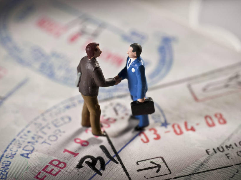 无人,商务人士,商务男性,握手,横图,俯视,特写,衬衫,商务,手提箱,雕塑,阴影,套装,艺术,装饰,会议,时间,标志,雕刻,雕像,符号,计时,标识,工艺品,摄影,纪念,英文字母,护照,美术,日期,购买,主题,商务装,陈列,工薪阶层,功能,美学,橡皮章,性别符号,想法,白领,上班族,日历,彩图,高角度拍摄,影棚拍摄,衬衣,男性符号,商务旅行