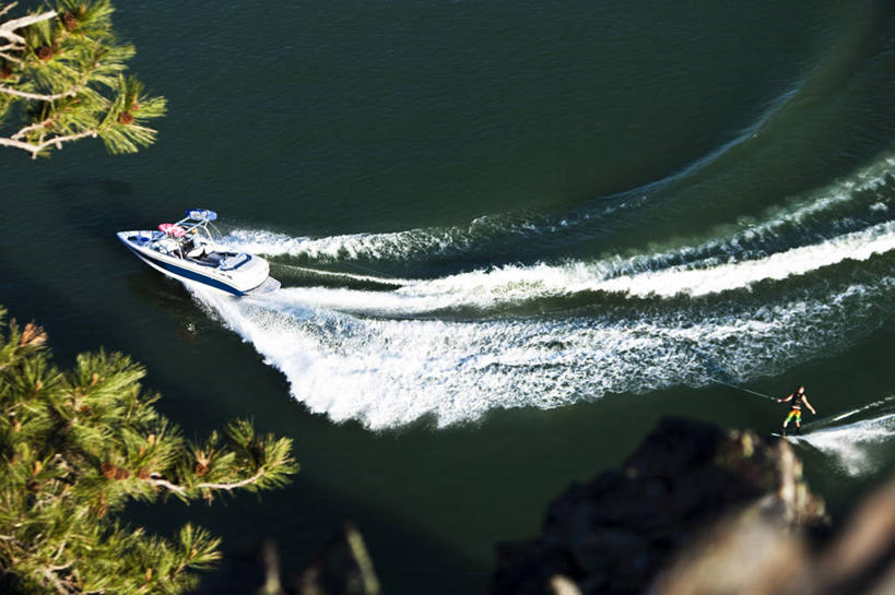 西方人,成年人,一个人,两个人,横图,俯视,室外,白天,锻炼,运动,水,欧洲,美国,欧洲人,仅一个男性,仅一个人,溅,悬崖,枝,极限运动,仅一个年轻男性,风景,绳子,船尾波,摄影,迅速,室外运动,滑水,户外运动,水上运动,摩托艇,特技,滑水运动,体育,男人,男性,年轻男性,白种人,年轻人,岩石,彩图,高角度拍摄,健身