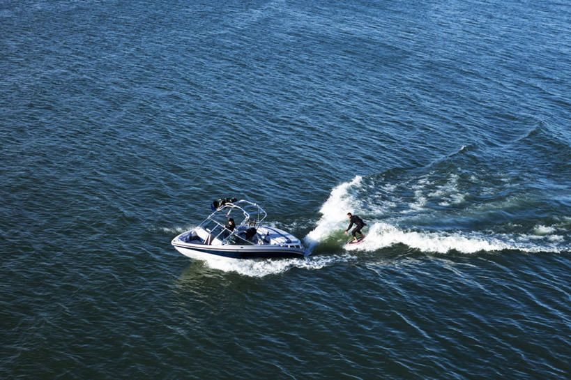 西方人,成年人,一个人,两个人,横图,俯视,室外,白天,锻炼,运动,欧洲,美国,欧洲人,仅一个男性,仅一个人,极限运动,仅一个年轻男性,波浪,活力,运输,摄影,迅速,室外运动,滑水,户外运动,水上运动,摩托艇,技能,滑水运动,体育,男人,男性,年轻男性,白种人,年轻人,休闲活动,彩图,高角度拍摄,健身