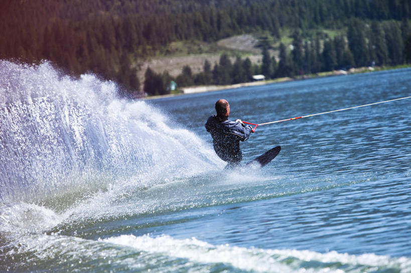 西方人,成年人,中年人,老年人,一个人,横图,室外,白天,欧洲,美国,欧洲人,仅一个男性,仅一个人,仅一个中年男性,拿着,极限运动,波浪,活力,摄影,迅速,技能,滑水运动,男人,男性,中年男性,白种人,休闲活动,彩图