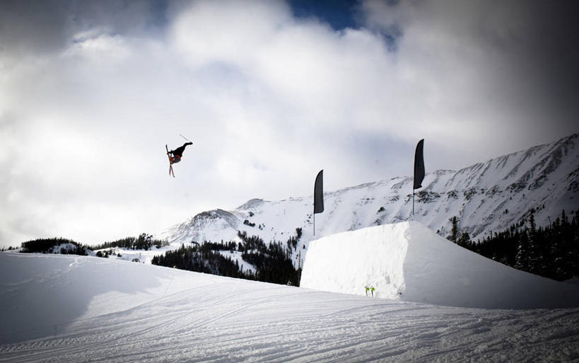 一个人,跳,横图,室外,白天,兴奋,风险,运动,山,雪,旗帜,美国,朦胧,模糊,冬天,半空,极限运动,活力,摄影,特技,蒙大拿州,滑雪运动,彩图