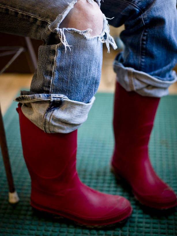 中年人,一个人,坐,竖图,室内,白天,地毯,美国,雨鞋,牛仔裤,休闲装,红色,摄影,保护,缅因州,波特兰,彩图