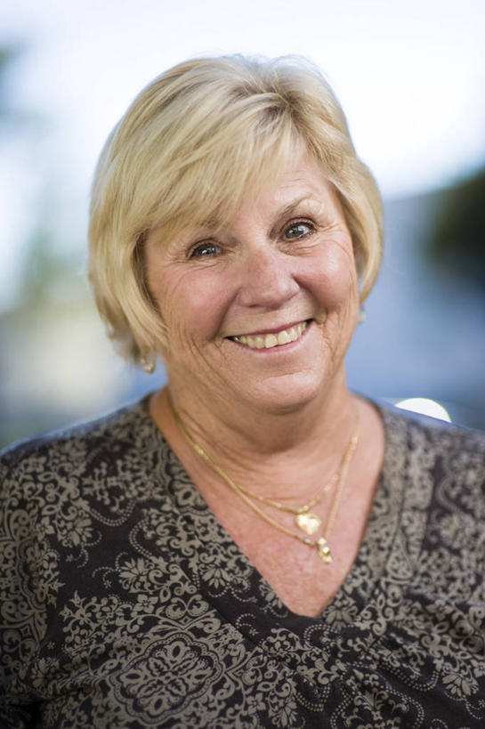 成年人,中年人,老年人,脸,头,脸颊,头发,一个人,微笑,竖图,室外,白天,正面,幸福,美国,仅一个女性,仅一个人,休闲装,肩膀,仅一个中年女性,金色,放松,摄影,肖像,圣芭芭拉,女人,女性,中年女性,头部,脸部,脸蛋,面部,彩图,金链