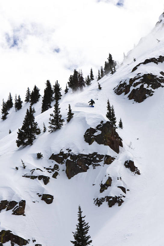 西方人,一个人,竖图,俯视,室外,白天,山,雪,欧洲,美国,欧洲人,朦胧,模糊,地形,冬天,寒冷,摄影,滑雪板,科罗拉多州,范尔,白种人,年轻人,彩图,高角度拍摄