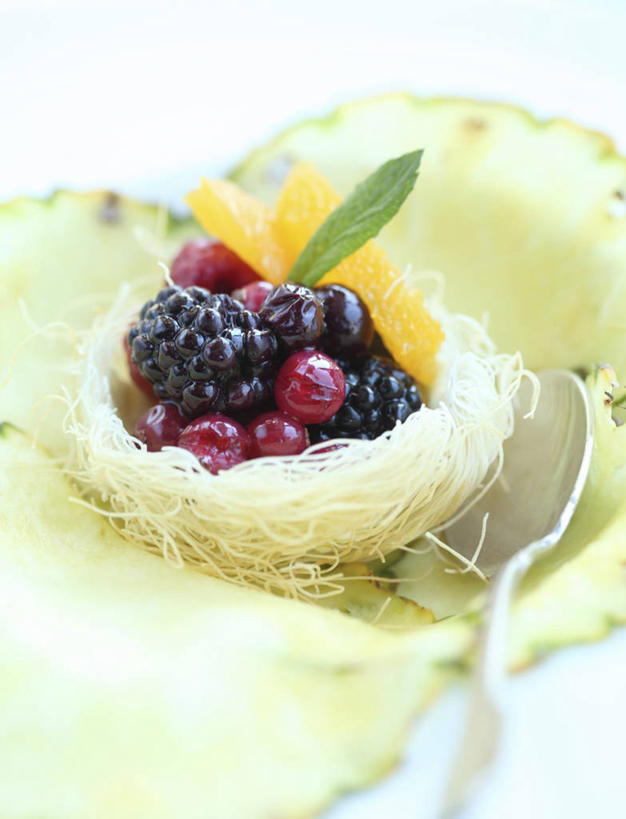 点心,无人,竖图,室内,特写,浆果,水果,叶子,意大利,新鲜,生食,食品,甜点,甜品,果实,饮食,食物,糕点,汤匙,甜食,摄影,有机食品,绿色食品,曼越桔,蔓越橘,蔓越莓,小红莓,清新,酸莓,坎帕尼亚,索伦托,黑刺莓,彩图,酸果蔓