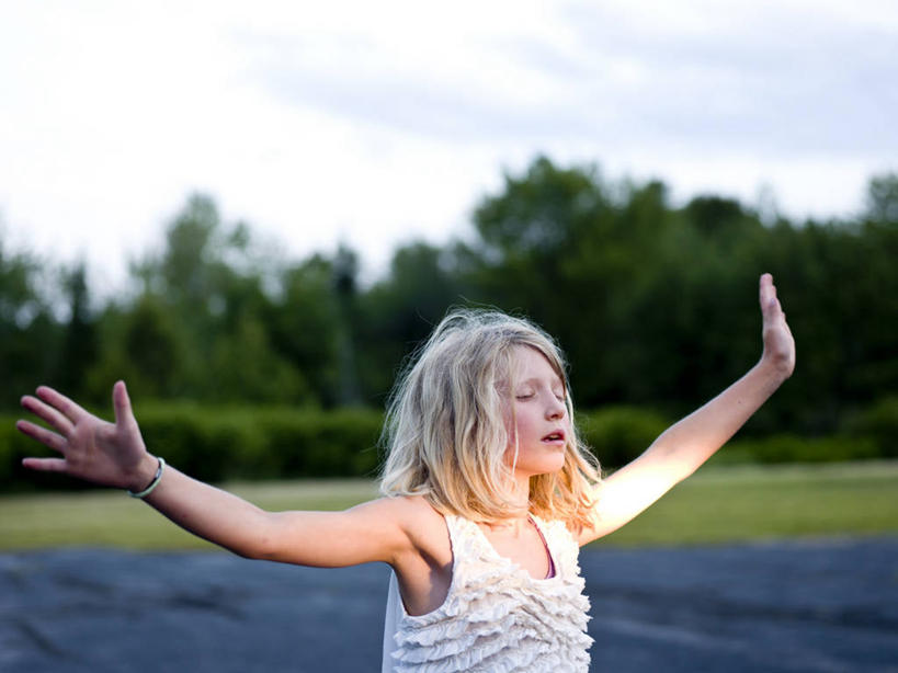 西方人,儿童,头发,一个人,停车场,站,举,横图,室外,白天,纯洁,照明,欧洲,美国,欧洲人,仅一个女性,仅一个人,服装,灯,小孩,衣服,天空,黄昏,灯具,托,仅一个小孩,金色,可爱,平衡,童年,童趣,摄影,服饰,照亮,衣着,照明设备,穿着,童真,烂漫,无邪,缅因州,前照灯,前大灯,波特兰,车前灯,四肢,衣饰,天真,女孩,女人,女性,白种人,孩子,手臂,闭着眼睛,举起,举手,举着,向上举,向上伸,向上托,半身,彩图,女生,白日梦