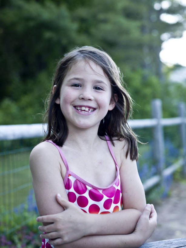 儿童,一个人,站,双手交叉,微笑,竖图,室外,白天,快乐,纯洁,美国,仅一个女性,仅一个人,圆点,篱笆,小孩,仅一个小孩,可爱,童年,童趣,摄影,双手抱胸,肖像,童真,烂漫,无邪,缅因州,波特兰,天真,女孩,女人,女性,孩子,长发,半身,彩图,女生