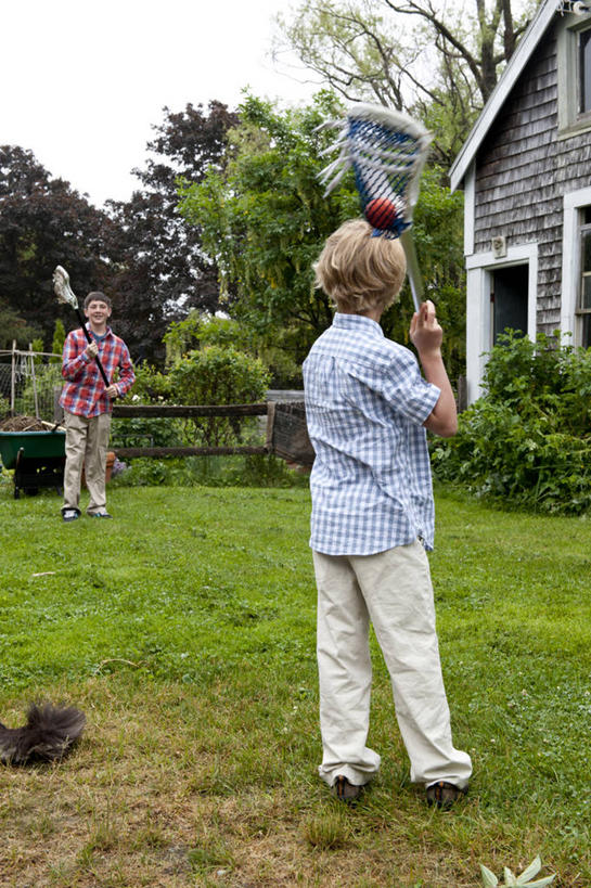 西方人,儿童,一个人,两个人,家,站,竖图,室外,白天,正面,纯洁,草坪,别墅,欧洲,美国,欧洲人,仅一个男性,仅一个人,房屋,屋子,公寓,球棒,休闲装,洋房,楼房,住宅,草,树,小孩,背面,仅一个小孩,放松,可爱,童年,童趣,摄影,童真,烂漫,无邪,缅因州,波特兰,天真,男孩,男人,男性,白种人,孩子,休闲活动,彩图,房子,男生,长曲棍球