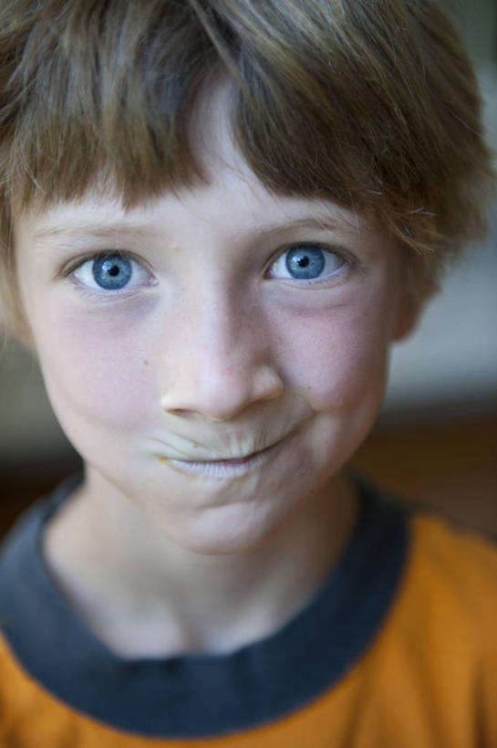 西方人,儿童,眼睛,一个人,竖图,室内,特写,白天,正面,快乐,纯洁,欧洲,美国,欧洲人,仅一个男性,仅一个人,小孩,蓝色,仅一个小孩,可爱,童年,童趣,摄影,头像,部分,肖像,童真,烂漫,无邪,缅因州,波特兰,天真,男孩,男人,男性,白种人,孩子,彩图,男生