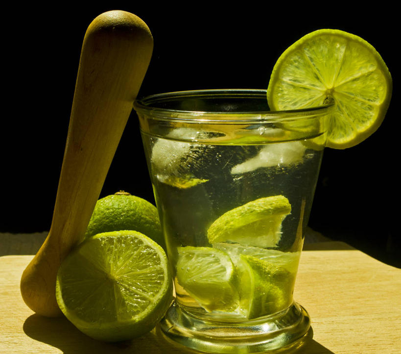 点心,面包,无人,横图,室内,桌子,巴西,切开,黑色背景,透明,食品,面点,吐司,饮食,食物,糕点,切,摄影,法式面包,清新,里约热内卢,研磨器,剖面,吐司面包,切面,酸橙,玻璃杯,彩图,多士,听型面包,盖比丽娜酒